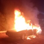 Consume el fuego vehículo en calles del fraccionamiento del Roble