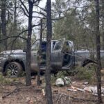 Aseguran tres vehículos, un fusil y explosivos, tras el reporte de personas armadas en Madera