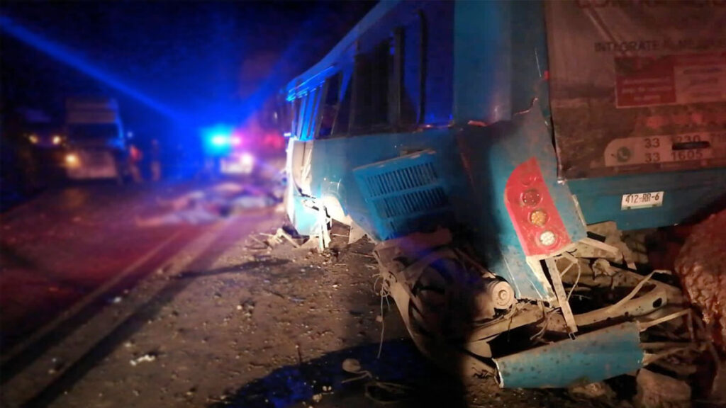 Al menos 14 muertos y 20 heridos deja volcadura de camión en Tuxcueca ...