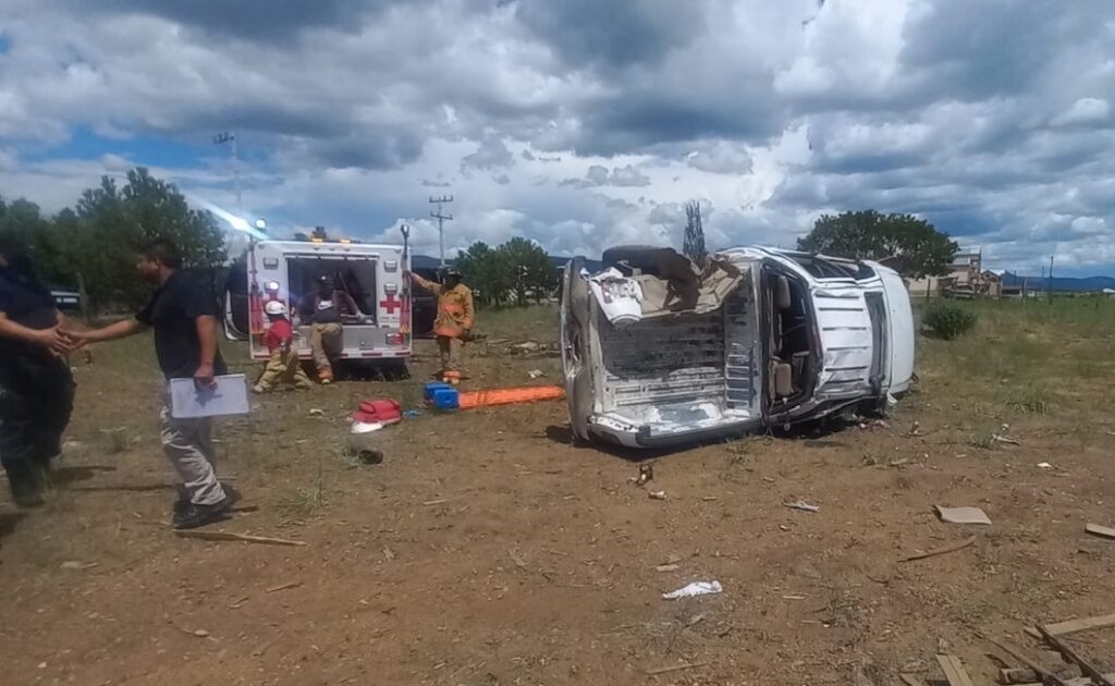 Volcadura deja dos personas sin vida en Madera
