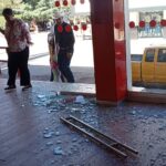 Hombre vestido de unicornio es detenido por romper vidrios de sucursal bancaria