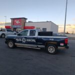 Roban con violencia vehículo a las afueras de tienda de conveniencia