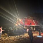 Arrastra locomotora un automóvil; hay una persona lesionada