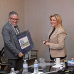 Entrega ULSA Chihuahua a Maru Campos reconocimiento por legado de Víctor Cruz y Guillermo Campos