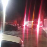 Jovencita choca y se incendia vehículo tras el impacto