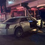 Conductora pierde el control y termina impactando un local comercial