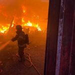 Incendio consume viviendas de madera en patio de un domicilio del Barrio de la Presa