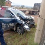 Choque de unidad de Vialidad y camión quinta rueda deja dos oficiales lesionados