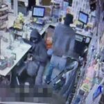 Sujetos encapuchados asaltan con lujo de violencia tienda de conveniencia