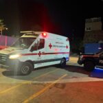 Evitan Policías que hombre se arrojara desde un edificio